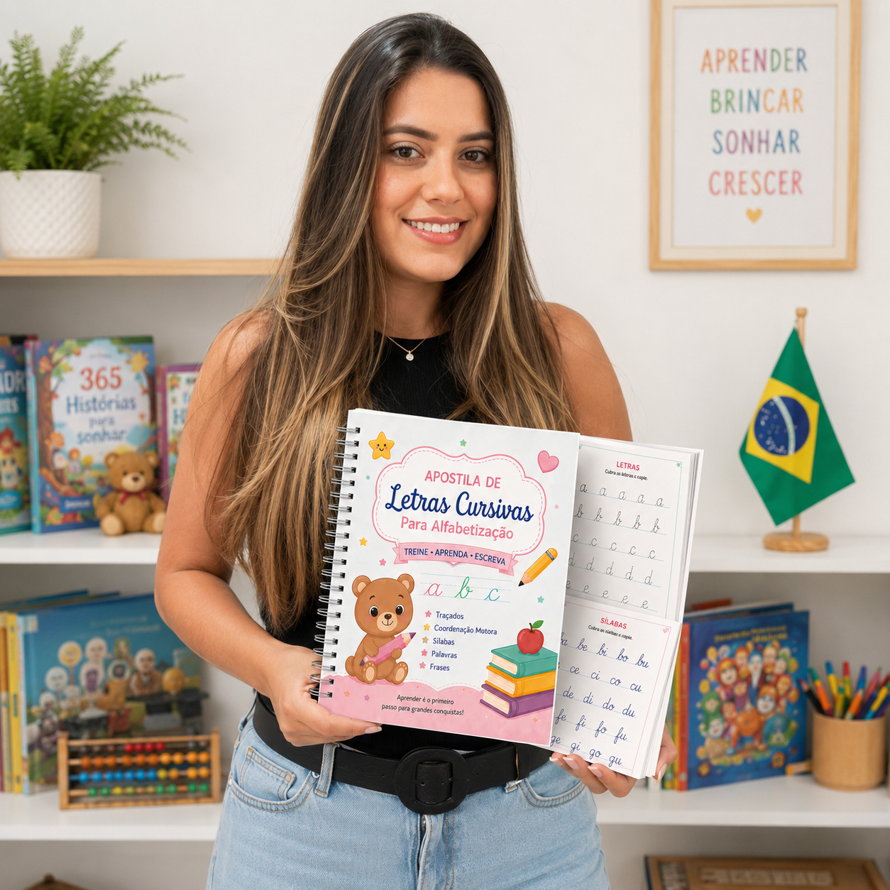 Lara apresentando a apostila de letras cursivas para alfabetização